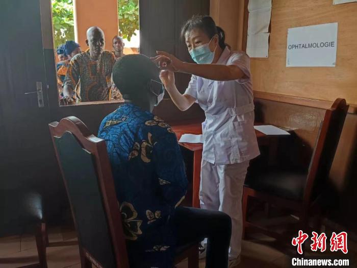 義診現(xiàn)場(chǎng)?！≈袊?guó)(寧夏)第26批援貝寧醫(yī)療隊(duì) 供圖