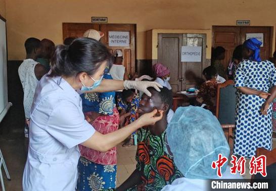 義診現(xiàn)場(chǎng)。　中國(guó)(寧夏)第26批援貝寧醫(yī)療隊(duì) 供圖