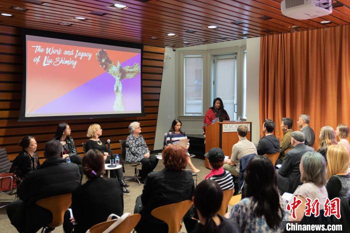 4月11日，紐約市立大學麥考利榮譽學院院長達拉·伯恩主持劉士銘雕塑作品《想飛的人》收藏揭幕儀式。　劉士銘藝術基金會 供圖