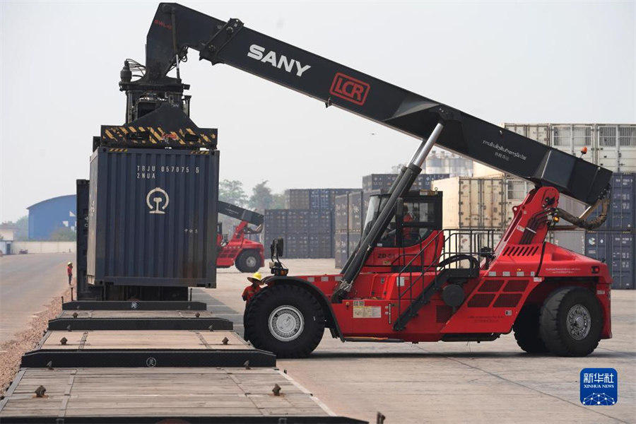 4月15日，老中鐵路有限公司的工人在老撾萬象南站裝載貨物。萬象南站是中老鐵路老撾段主要貨運(yùn)站，靠近老撾與泰國邊境。因其獨(dú)特的地理位置和物流轉(zhuǎn)運(yùn)配送區(qū)位優(yōu)勢，萬象南站成為中老泰等國貨物中轉(zhuǎn)的“旱碼頭”。新華社記者 邢廣利 攝