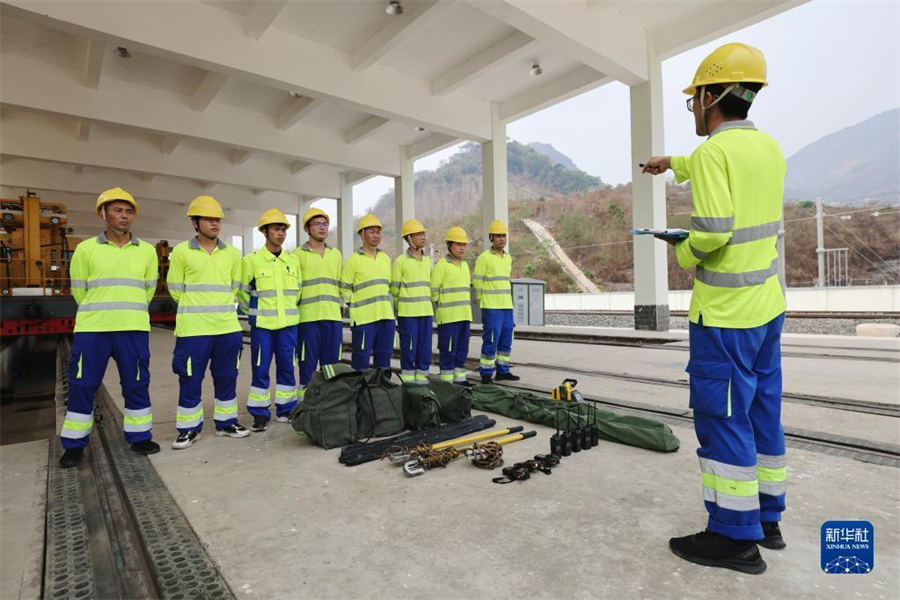 4月17日，瑯勃拉邦維保管理中心的工人在老撾瑯勃拉邦站附近進行接觸網(wǎng)維修保養(yǎng)演練。瑯勃拉邦維保管理中心由中國鐵路昆明局集團公司普洱基礎設施段按異地車間管理，根據(jù)昆明鐵路局與老中鐵路有限公司簽訂的中老鐵路固定設備維管合同，負責老撾境內磨丁至萬象南段工務、供電、信號等固定設備養(yǎng)護維修及管理工作。新華社記者 邢廣利 攝