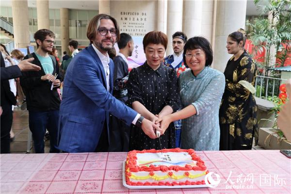 活動(dòng)現(xiàn)場，田敏總領(lǐng)事與里約天主教大學(xué)孔子學(xué)院中外方院長共同切蛋糕祝賀中文日活動(dòng)成功舉辦。人民網(wǎng)記者時(shí)元皓 攝