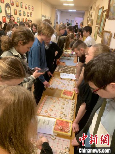 4月21日，莫斯科國(guó)立語(yǔ)言大學(xué)孔子學(xué)院附屬中學(xué)舉辦“國(guó)際中文日”活動(dòng)，學(xué)生們學(xué)習(xí)中國(guó)象棋?！∧箍茋?guó)立語(yǔ)言大學(xué)孔子學(xué)院 供圖