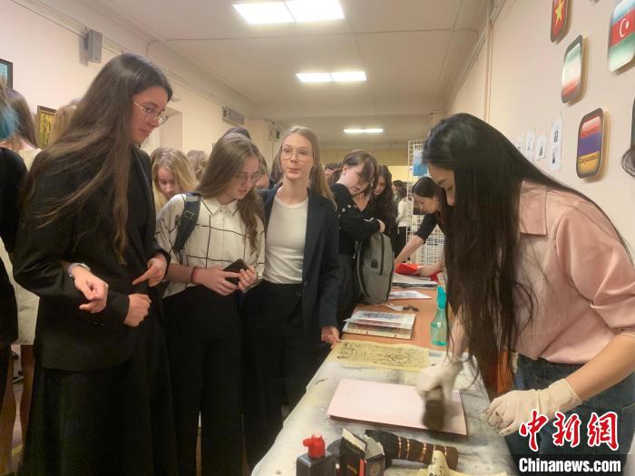 4月21日，莫斯科國(guó)立語(yǔ)言大學(xué)孔子學(xué)院附屬中學(xué)舉辦“國(guó)際中文日”活動(dòng)，學(xué)生們體驗(yàn)雕版印刷。　莫斯科國(guó)立語(yǔ)言大學(xué)孔子學(xué)院 供圖