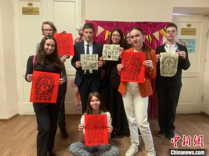 4月21日，莫斯科國(guó)立語(yǔ)言大學(xué)孔子學(xué)院附屬中學(xué)舉辦“國(guó)際中文日”活動(dòng)，學(xué)生們展示自己的學(xué)習(xí)成果。　莫斯科國(guó)立語(yǔ)言大學(xué)孔子學(xué)院 供圖