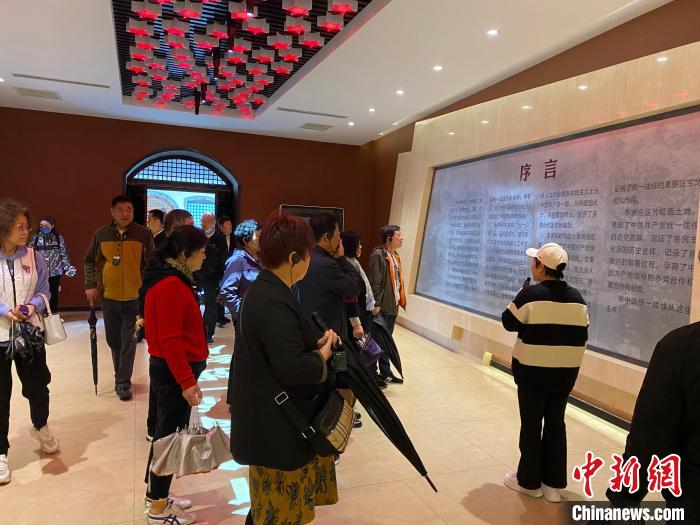 中共中央統(tǒng)戰(zhàn)部舊址里參觀者絡(luò)繹不絕。　李曉偉 攝