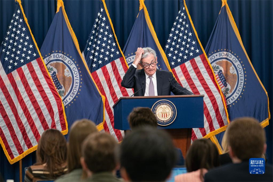 5月3日，美國聯(lián)邦儲備委員會主席鮑威爾在華盛頓出席新聞發(fā)布會。美國聯(lián)邦儲備委員會3日結(jié)束為期兩天的貨幣政策會議，宣布再次將聯(lián)邦基金利率目標(biāo)區(qū)間上調(diào)25個(gè)基點(diǎn)到5%至5.25%之間。新華社記者劉杰攝