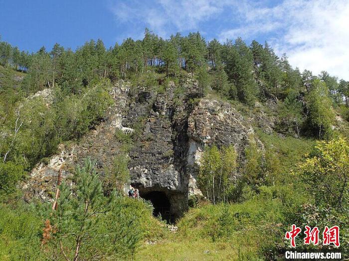 丹尼索瓦洞的入口(圖片來自Richard G. Roberts)?！∈┢樟指瘛ぷ匀?供圖