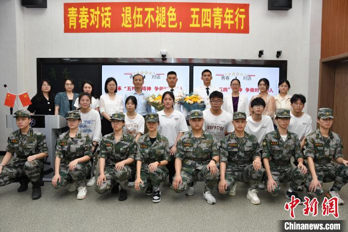 受邀功臣同師生代表合影。　漳州市退役軍人事務(wù)局供圖
