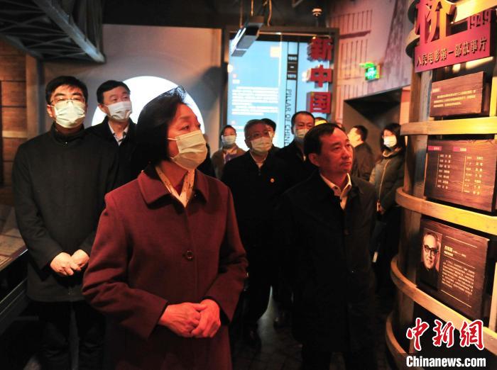 臺盟中央主席蘇輝近日率調(diào)研組赴吉林開展重點考察調(diào)研。圖為在長影舊址博物館考察吉林特色文化產(chǎn)業(yè)發(fā)展?！「啐埌?攝