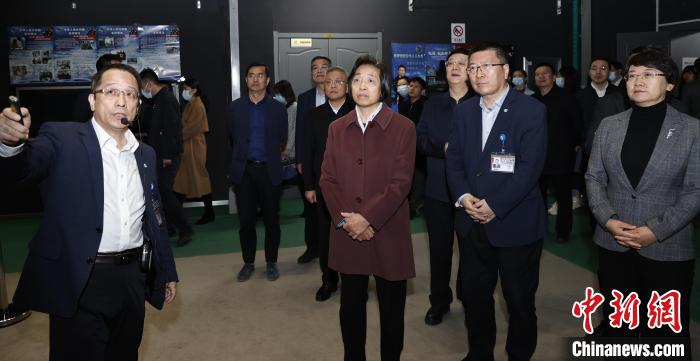 臺盟中央主席蘇輝近日率調(diào)研組赴吉林、遼寧開展重點考察調(diào)研。圖為在中航工業(yè)沈陽飛機設(shè)計研究所調(diào)研?！∨_盟中央供圖