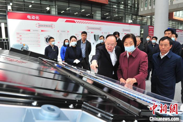 臺盟中央主席蘇輝近日率調(diào)研組赴吉林開展重點考察調(diào)研。圖為在中國第一汽車集團有限公司調(diào)研?！「啐埌?攝