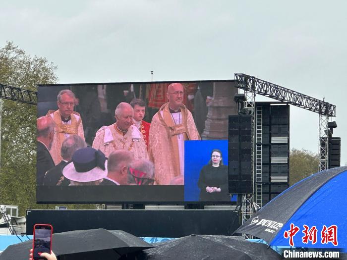 當?shù)貢r間5月6日，英國國王查爾斯三世的加冕儀式舉行。民眾雨中觀看儀式?！W陽開宇 攝