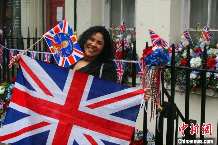 當?shù)貢r間5月6日，英國國王查爾斯三世的加冕儀式舉行。圖為前往觀禮區(qū)的民眾?！埰?攝