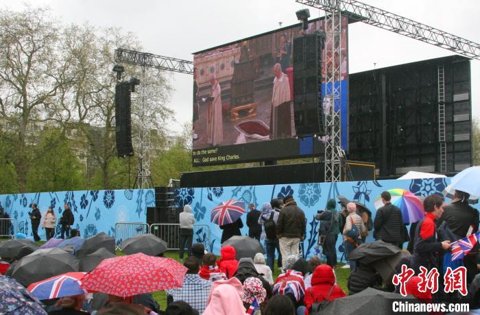 當?shù)貢r間5月6日，英國國王查爾斯三世的加冕儀式舉行。民眾雨中觀看儀式?！W陽開宇 攝