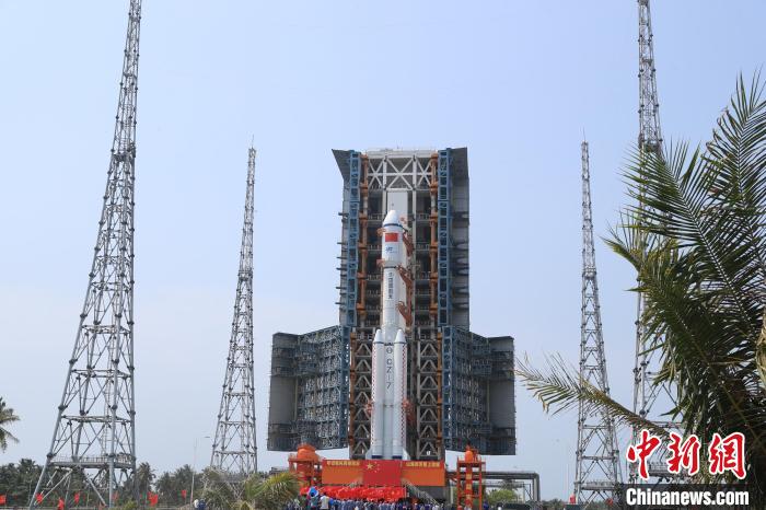 北京時間5月7日，天舟六號貨運飛船與長征七號遙七運載火箭組合體垂直轉(zhuǎn)運至發(fā)射區(qū)?！∏窳④?黃國暢 攝