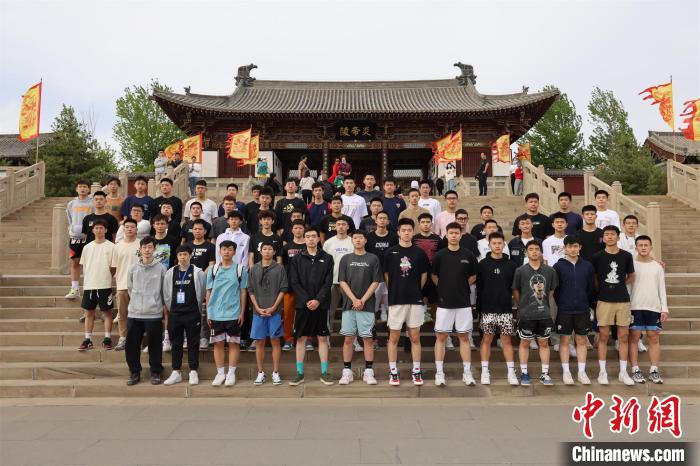 比賽結(jié)束后，兩岸學生參訪高平炎帝陵。　主辦方供圖