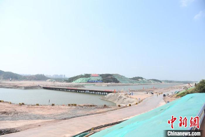 圖為平陸運河青年樞紐工程項目現(xiàn)場?！×趾?攝