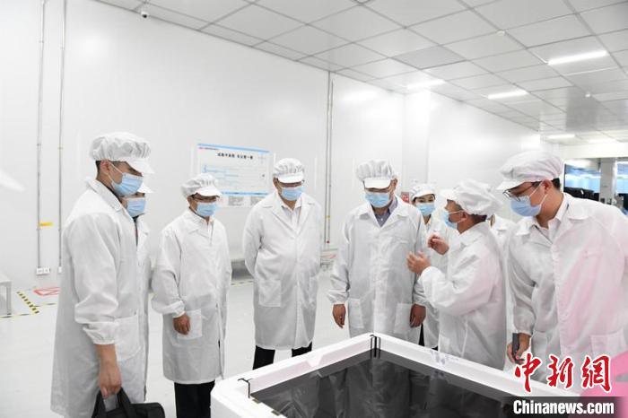 圖為蔡達峰一行在惠科電子(北海)科技產(chǎn)業(yè)園調(diào)研?！×趾?攝