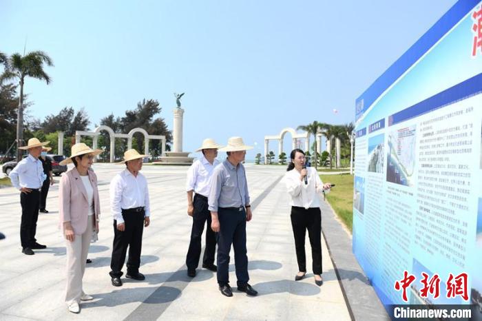圖為蔡達峰一行了解北海銀灘景區(qū)改造提升工程情況?！×趾?攝