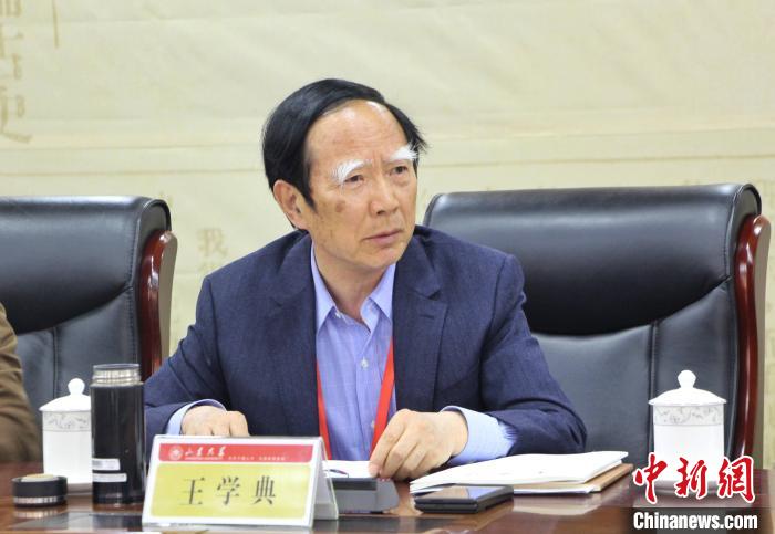山東大學(xué)儒學(xué)高等研究院執(zhí)行院長、《文史哲》雜志主編王學(xué)典主持首場主題發(fā)言。　趙曉 攝