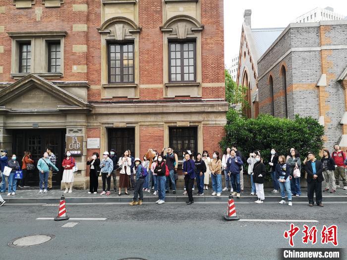 新階層人士走讀“外灘源”?！》队畋?攝