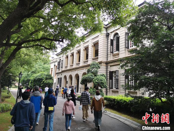 新階層人士參觀英國(guó)駐滬領(lǐng)事館。　范宇斌 攝