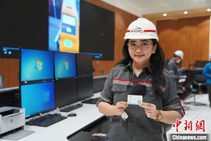 5月8日，客票系統(tǒng)負責(zé)人展示樣票。趙玅圓 攝