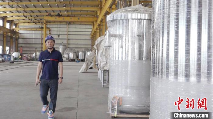 汪光典在不銹鋼罐體生產(chǎn)車間?！垈髅?攝