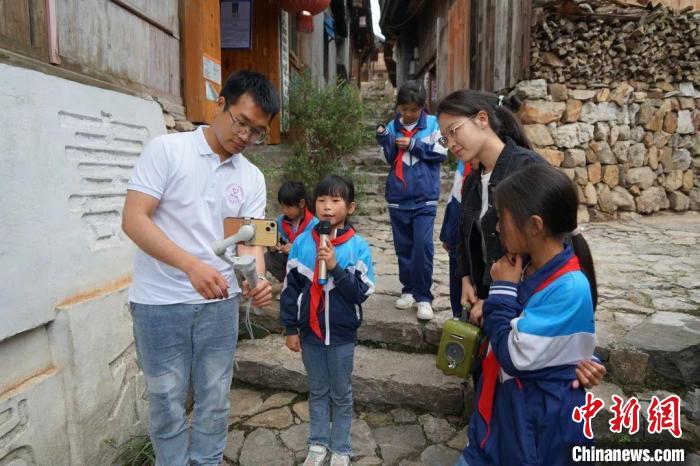 杜曉帆與該中心教師團(tuán)隊(duì)積極探索文化遺產(chǎn)方法論，深耕鄉(xiāng)村遺產(chǎn)領(lǐng)域。　復(fù)旦大學(xué)國(guó)土與文化資源研究中心供圖