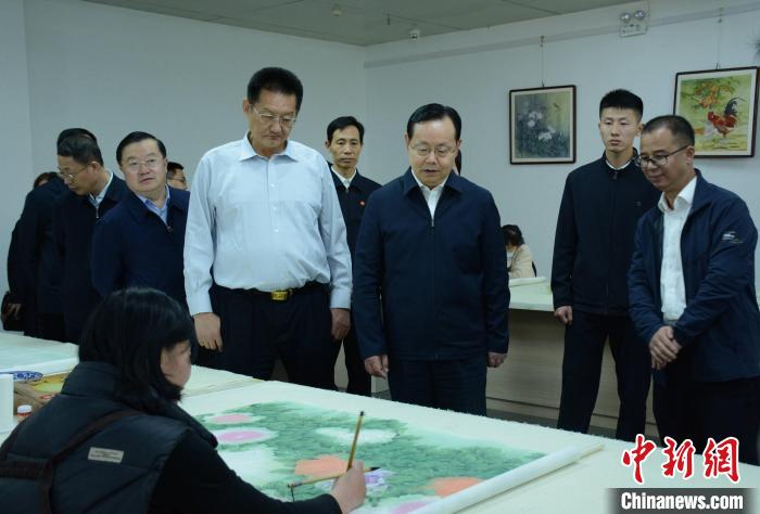 致公黨中央主席蔣作君近日率調(diào)研組赴山東開(kāi)展重點(diǎn)考察調(diào)研。圖為在菏澤市巨野縣書(shū)畫(huà)院調(diào)研?！五?攝