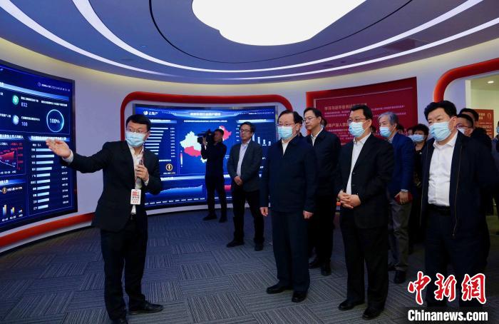 致公黨中央主席蔣作君率調(diào)研組赴天津開(kāi)展重點(diǎn)考察調(diào)研。圖為在云賬戶共享經(jīng)濟(jì)信息咨詢有限公司調(diào)研。　劉俊蒼 攝