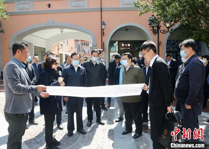 致公黨中央主席蔣作君近日率調(diào)研組赴天津開(kāi)展重點(diǎn)考察調(diào)研。圖為在佛羅倫薩小鎮(zhèn)調(diào)研?！⒖∩n 攝