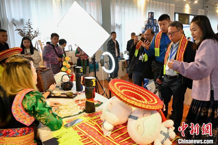 東盟國家媒體記者了解雪峰山非遺出海直播。　張卓 攝