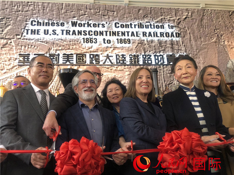 圖為（從右到左）方李邦琴、加州副州長(zhǎng)康依蓮、舊金山市議長(zhǎng)佩斯金、中國(guó)駐舊金山副總領(lǐng)事潘慶江在剪彩。人民網(wǎng)記者 鄧圩攝