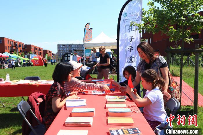 孩子們在工作坊學習剪紙。　魯汶孔子學院供圖