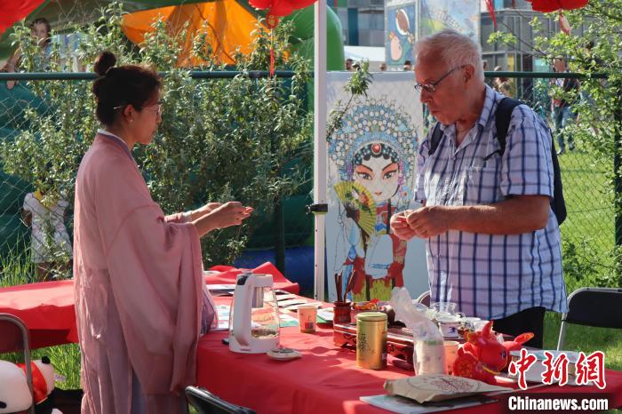 當?shù)孛癖妳⒓又袊杞榻B和品茶活動。　魯汶孔子學院供圖