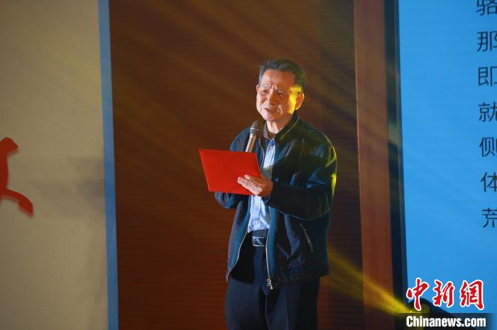 臺灣詩人白靈帶來了一首自創(chuàng)的詩歌《大戈壁》?！￠}南師范大學供圖