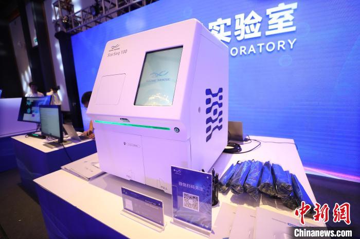 圖為發(fā)布會(huì)上展示的科技產(chǎn)品。　雷鍵 攝