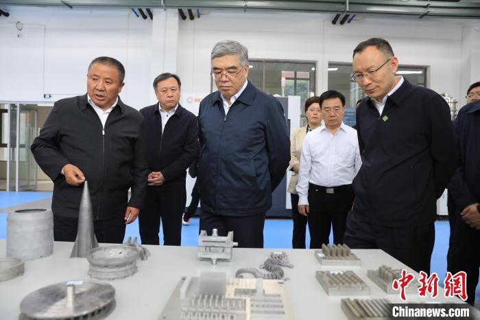 民進(jìn)中央常務(wù)副主席朱永新率調(diào)研組赴四川開展重點(diǎn)考察調(diào)研。圖為在四川工程職業(yè)技術(shù)學(xué)院考察調(diào)研。　民進(jìn)中央供圖