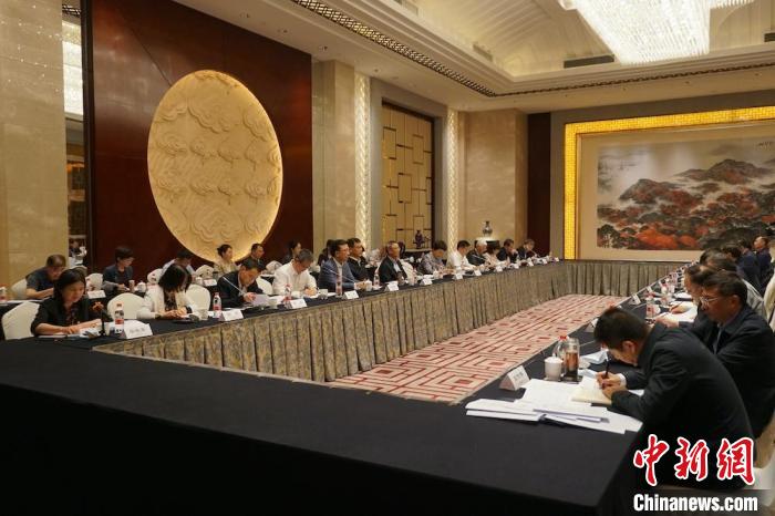 民進(jìn)中央主席蔡達(dá)峰近日率調(diào)研組赴江蘇開展重點(diǎn)考察調(diào)研。圖為在調(diào)研座談會(huì)現(xiàn)場(chǎng)?！∶襁M(jìn)中央供圖