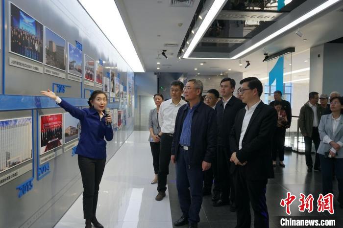 民進(jìn)中央主席蔡達(dá)峰近日率調(diào)研組赴江蘇開展重點(diǎn)考察調(diào)研。圖為在江陰實(shí)地考察雙良集團(tuán)有限公司?！O權(quán) 攝