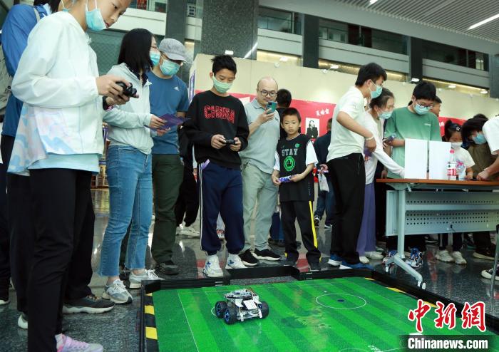 中科院計算所“神計妙算”公眾科學(xué)日活動現(xiàn)場。　中科院計算所 供圖