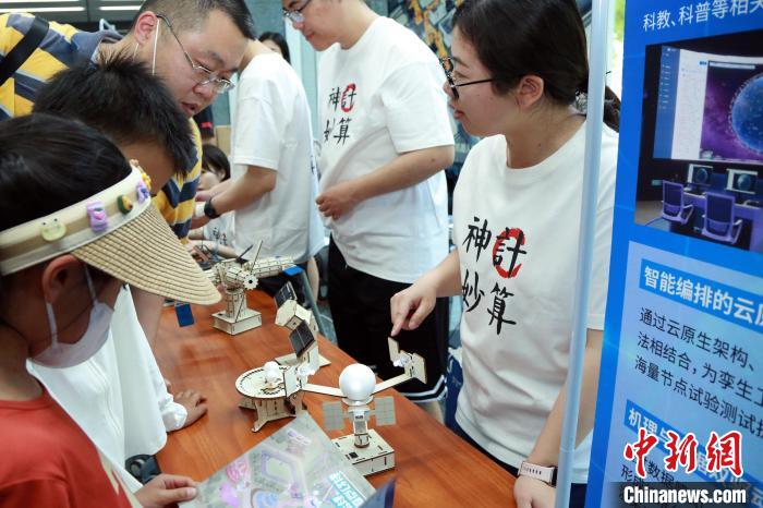 中科院計算所“神計妙算”公眾科學(xué)日活動現(xiàn)場?！≈锌圃河嬎闼?供圖