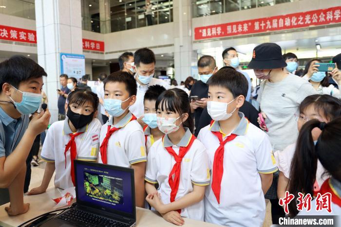 中科院自動化所“自動化之光”公眾科學(xué)日活動現(xiàn)場?！≈锌圃鹤詣踊?供圖