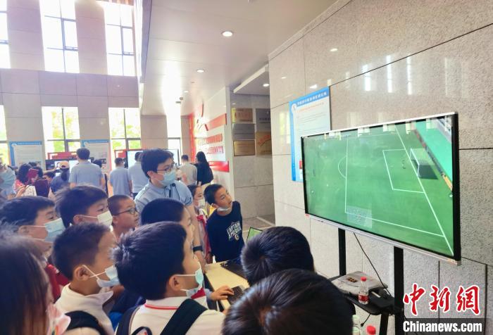 中科院自動化所“自動化之光”公眾科學(xué)日活動現(xiàn)場?！≈锌圃鹤詣踊?供圖