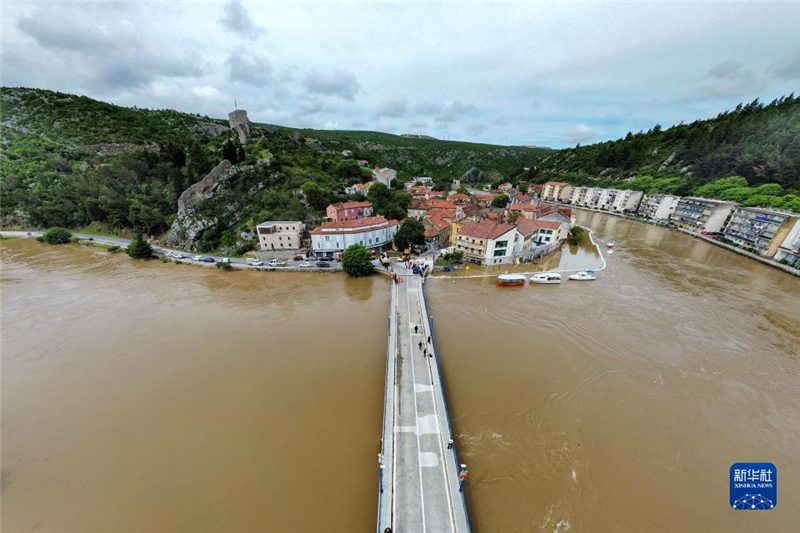 這是5月15日在克羅地亞奧布羅瓦茨拍攝的雨后水位暴漲的茲爾馬尼亞河。新華社發(fā)（Pixsell圖片社/西梅·澤利克攝）