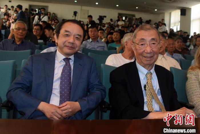 高能論壇開始前，丁肇中先生(右)與主持論壇的中科院高能所所長王貽芳院士合影?！?lt;a target='_blank' href='/'><p  align=