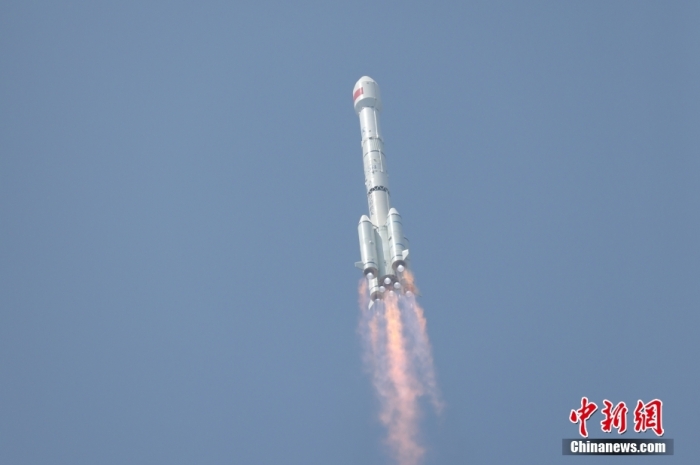 5月17日10時49分，我國在西昌衛(wèi)星發(fā)射中心用長征三號乙運載火箭，成功發(fā)射第五十六顆北斗導航衛(wèi)星。該衛(wèi)星屬地球靜止軌道衛(wèi)星，是我國北斗三號工程的首顆備份衛(wèi)星。入軌并完成在軌測試后，將接入北斗衛(wèi)星導航系統(tǒng)。此次發(fā)射是北斗三號工程高密度組網(wǎng)之后，時隔3年的首發(fā)任務。朱磊 攝