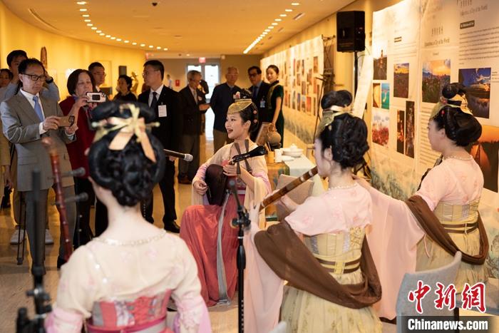 當(dāng)?shù)貢r(shí)間5月19日，中國(guó)常駐聯(lián)合國(guó)代表團(tuán)、中國(guó)文化和旅游部、泉州市人民政府在紐約聯(lián)合國(guó)總部聯(lián)合舉辦“茶和天下·雅集”主題展覽和招待會(huì)。圖為展覽現(xiàn)場(chǎng)泉州南音表演。 <a target='_blank' href='/' _fcksavedurl='/'><p  align=